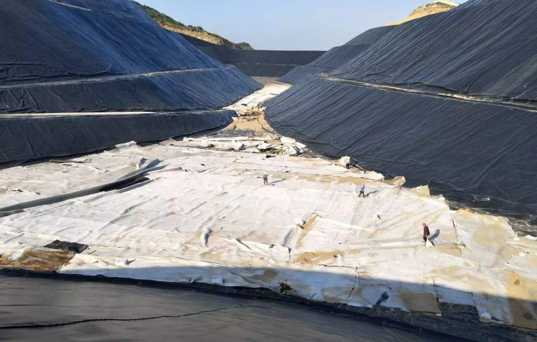 復合土工膜的平鋪和斜鋪有什么不同？